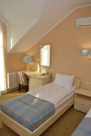 Отель Отель Ажур Одесса Улучшенный двухместный номер с 2 отдельными кроватями-1